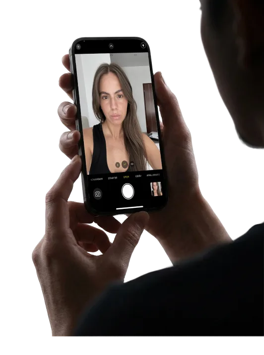 Una paciente haciéndose un selfie con la cámara del móvil
